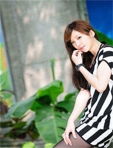 欧美又黄又刺激色情大片-美女把胸罩解开让男生摸